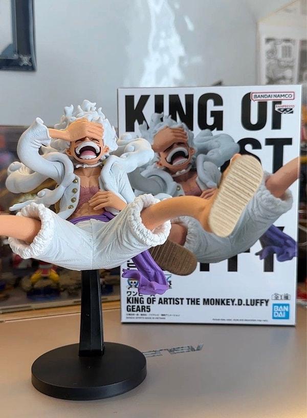 1. One Piece'a ait olan Monkey D. Luffy, kendine has bir kişiliği ve sıra dışı yetenekleri ile izleyicilerin kalbini kazanmayı başaran, serinin en önemli karakterlerinden biridir.