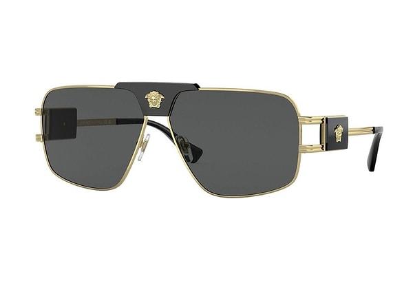 Versace'nin göz alıcı erkek güneş gözlüğü, size sadece stil değil aynı zamanda kalite ve konfor sunuyor.