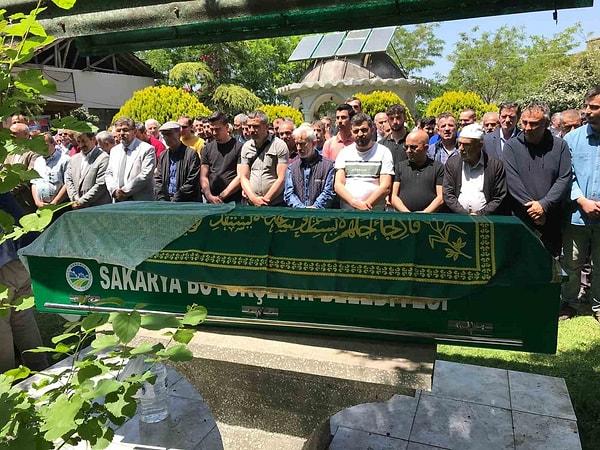 Hastaneden alınarak Akyazı'ya getirilen kadının cenazesi, öğle vakti Muhacirler Cami'nde kılınan cenaze namazının ardından mahalle mezarlığına defnedildi.