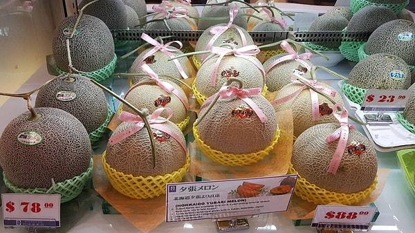 1. Japonya: Marketlerde gördüğünüz aşırı pahalı meyveler aslında hediye etmek için. Bu meyveler daha pahalı satılıyor çünkü yetiştirilmeleri ve paketlemeleri farklı. Daha makul fiyatlı meyveler de var.
