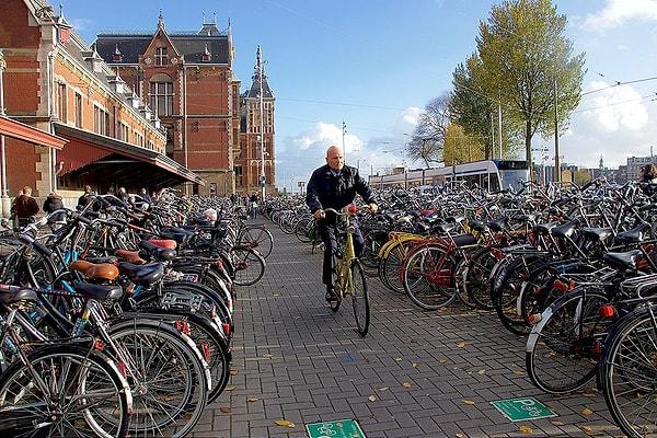 1. "Korumalı bisiklet yolları ve kullanışlı bir toplu taşıma."