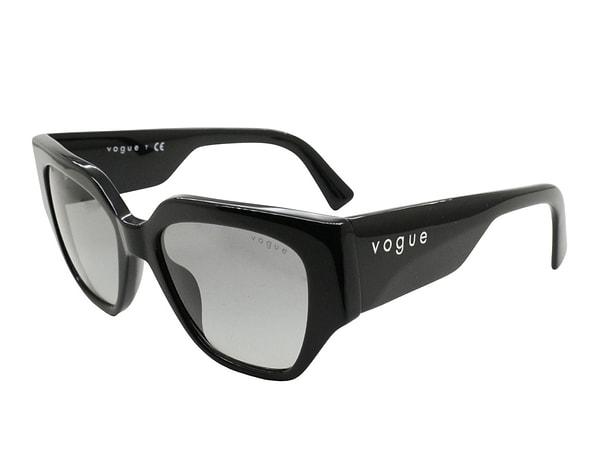 "Kalın kenarlı güneş gözlüklerini seviyorum" diyorsanız, Vogue Kadın Güneş Gözlüğü tam sizin tarzınıza uygun bir seçenek olabilir.