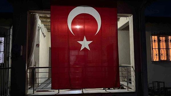 Şehit olan Piyade Sözleşmeli Er Vedat Zorba’nın acı haberi askeri yetkililer tarafından ailesine verilirken Iğdır merkez Cumhuriyet Mahallesi’ndeki baba evine Türk bayrağı asıldı.