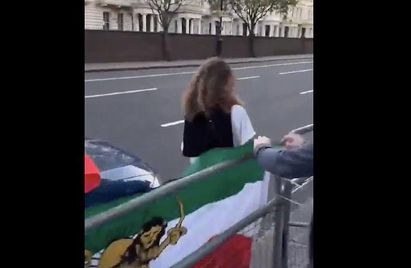 Cumhurbaşkanı Reisi'nin ölümünün ardından Londra'da yaşayan İranlı devrim karşıtları, İran Büyükelçiliği'nin önünde toplandı.