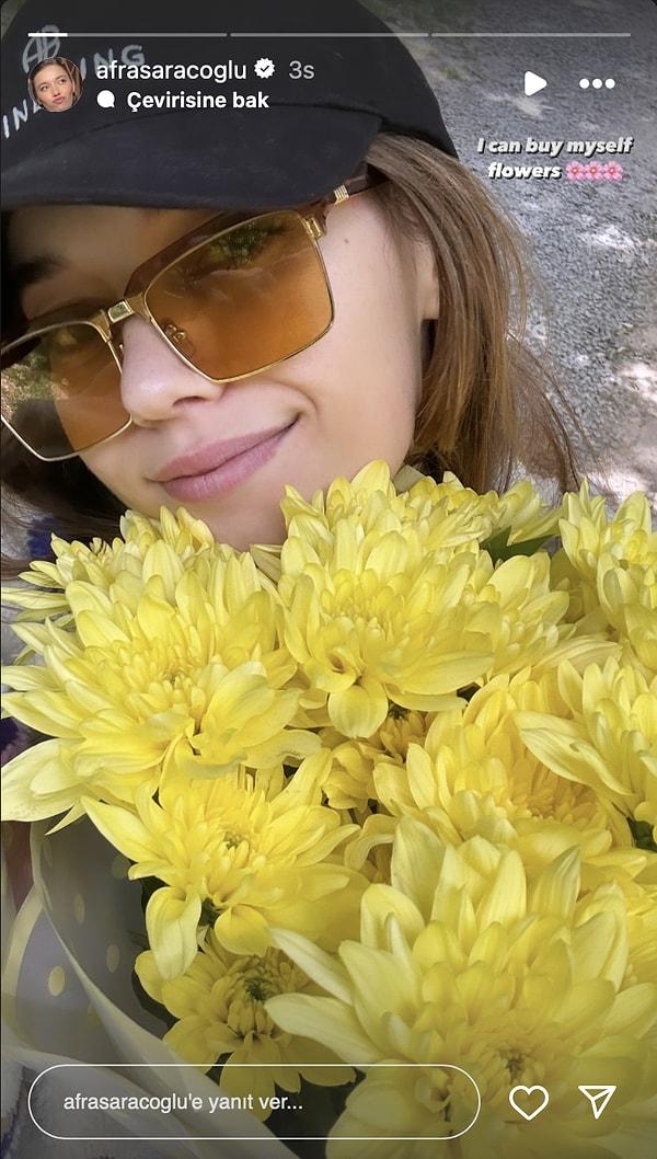 "Tektaşımı kendim aldım tek başıma kendim taktım" temalı bir paylaşım yapan Afra Saraçoğlu'nun "kendi çiçeğimi kendim alırım" mesajının Mert Ramazan Demir'e bir gönderme olup olmadığı düşünüldü.