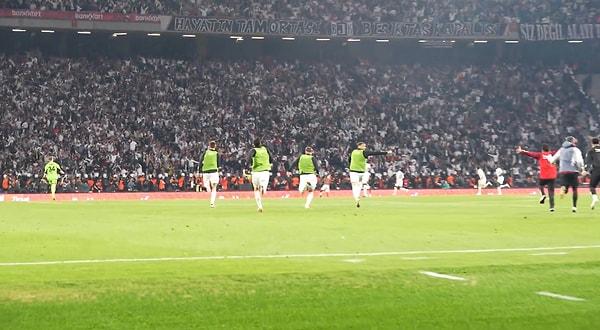 Takımı şampiyon eden golün atıldığı dakikalarda yaşanan gurur ve sevinç anları kameralara yansıdı.