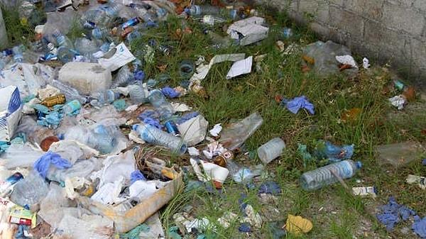 Çevremizde büyük miktarda plastik atık bulunuyor ve bu durum mikroplastiklerin Everest Dağı'nın zirvesinden okyanusların en derin noktalarına kadar tüm dünyayı kirletmesine sebep oluyor.