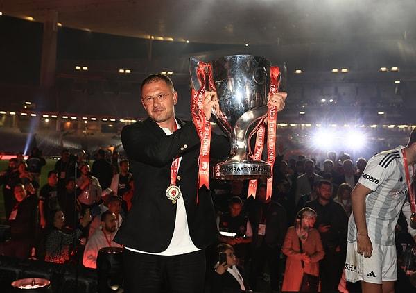 Serdar Topraktepe, kulüp tarihinde Tayfur Havutçu ve Sergen Yalçın'dan sonra hem oyuncu hem de teknik direktör olarak Türkiye Kupası'nı kazanan üçüncü isim oldu.