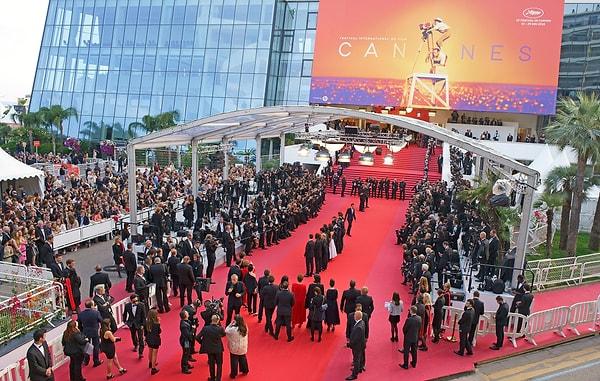 Tüm dünyanın gündeminde olduğu bizim ülkemizin gündeminde de haftalardır bu sene 77.'si düzenlenen Cannes Film Festivali var.