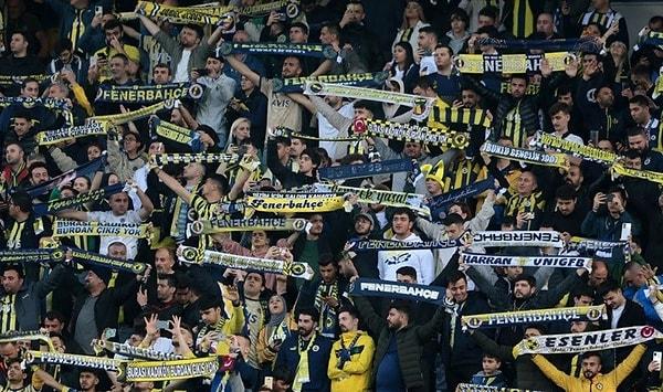 Karşılaşma öncesinde Fenerbahçe ile Panathinaikos taraftarları arasında kavga çıktı. Stadyumun çevresinde karşı karşıya gelen grup arasında kavga çıktı. Sosyal medyada yer alan videolarda iki takım taraftarlarının birbirine sokak ortasında saldırdığı görüldü.