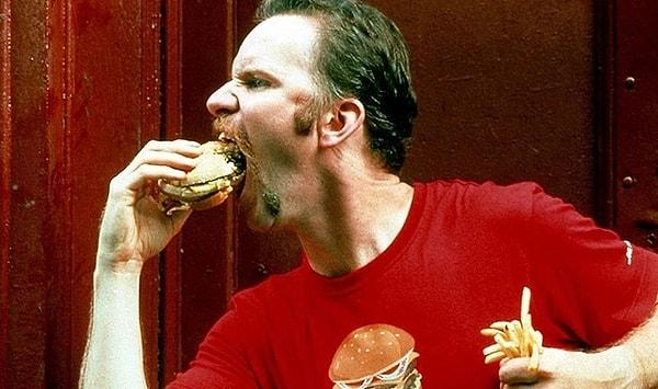 Fast-food yiyeceklerin zararları hakkında birçok belgesel çeken Morgan Spurlock, 53 yaşında hayatını kaybetti. 2004'te çektiği "Super Size Me" adlı belgeselde 1 ay boyunca sadece McDonald's ürünleri tüketmişti.
