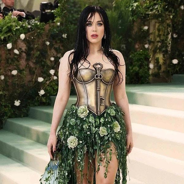 Hatta Katy Perry bu fotoğrafın yapay zekayla oluşturulduğunu sosyal medya hesabından açıklamasına rağmen annesine bile ayrıca açıklama yapmak zorunda kalmıştı.