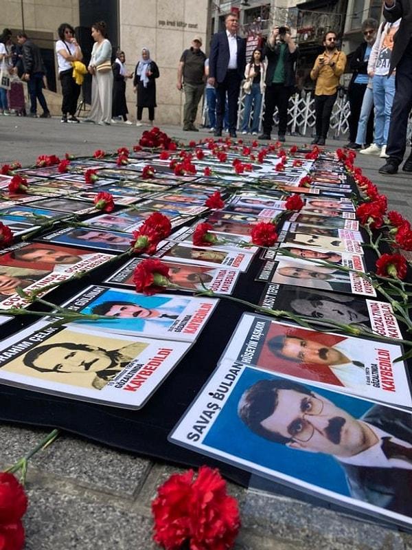 Cumartesi Anneleri ve insan hakları savunucuları, İstanbul Beyoğlu’nda bulunan Galatasaray Meydanı’nda bir araya geldi. Daha sonra, gözaltında kaybedilenlerin fotoğraflarının üzerine karanfil bırakıldı. Ardından oturma eylemi gerçekleştiren Cumartesi Anneleri, tek tek söz alarak yakınlarının akıbetini sordu ve faillerin yargılanmasını talep etti.