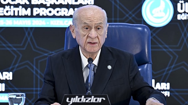 MHP Genel Başkanı Devlet Bahçeli, Kızılcahamam'da bir otelde düzenlenen Ülkücü Ocakları İl Başkanlarına Yönelik Eğitim Programı'nda öğle yemeğinde gazetecilerle bir araya geldi.