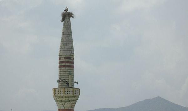 Geçen yıl 6 Şubat'ta yaşanan depremlerde tarihi Yesemek Mahallesi'nde bulunan caminin minaresine ait alem de hasar gördü ve yıkıldı.