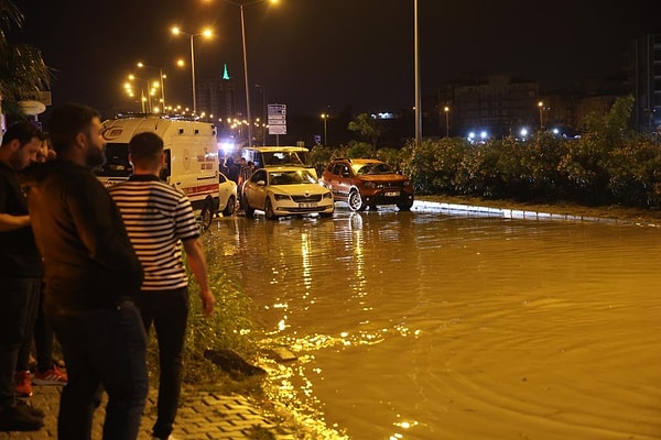 Göle dönen yolda aracıyla su içinde mahsur kalan afetzede Zafer Yılmaz, o anda yaşadıklarını anlattı. Aracı kurtarılan Yılmaz, aracının içine dolan suları boşaltmaya çalıştı.