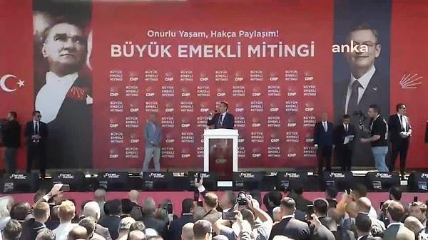 CHP'nin Ankara Tandoğan'da düzenlediği Büyük Emekli Mitingi'ne binlerce emekli katıldı. Mitingde konuşma yapan 61 Aynur Teke babasından aldığı 4 bin TL emekli maaşıyla geçinmeye çalıştığını söyledi.