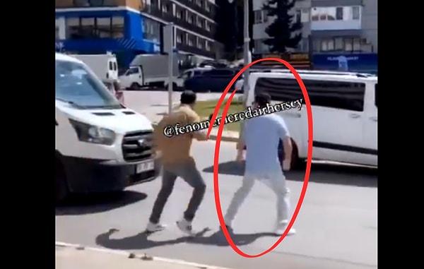 Videonun devamında Akçıl, akan trafikte yanındaki bir şahısla birlikte karşıdan karşıya geçmeye karar verdi. O sırada bir araç ani fren yapınca arkasındaki aracın ona çarpmasına neden oldu. Ardından Akçıl, kaza yerini terk etti.