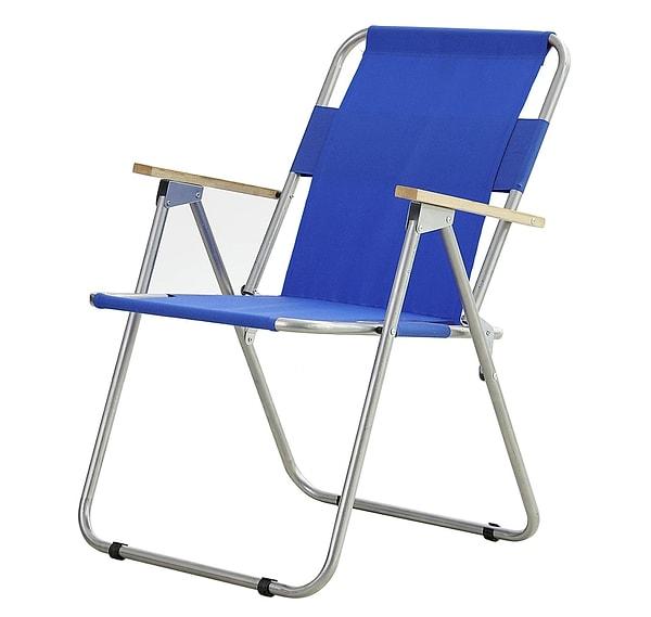 Andoutdoor markasının Ahşap Kollu Kamp Sandalyesi, gri renkteki metal profil iskeleti ile dikkat çekiyor.