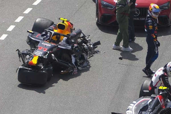 Haas pilotları Kevin Magnussen ve Nico Hulkenberg ile Red Bull pilotu Sergio Perez, yarışın ilk turunda kazaya karıştı.