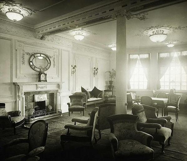A reading room designed for first-class passengers.