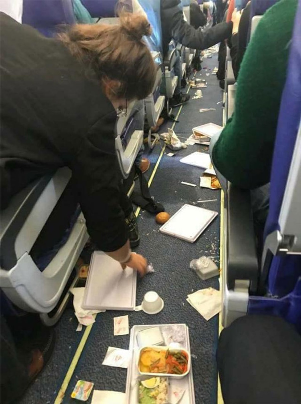 Турбулентность в самолете. Пассажиры в зоне турбулентности. Что такое зона турбулентности в самолете. Что такое зона турбулентности в самолете. Турбулентность в самолете.