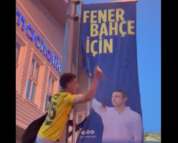 Ali Koç'un başkanlık döneminde galibiyeti elde edemeyen Fenerbahçeliler, Ali Koç'u protesto etme amacıyla Kadıköy'deki seçim afişlerini bıçakla yırttı.