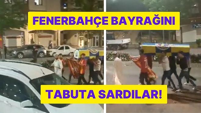 Şırnak'ta Galatasaray Taraftarlarından İnanılmaz Görüntüler: Tabutu Fenerbahçe Bayrağına Sardılar!