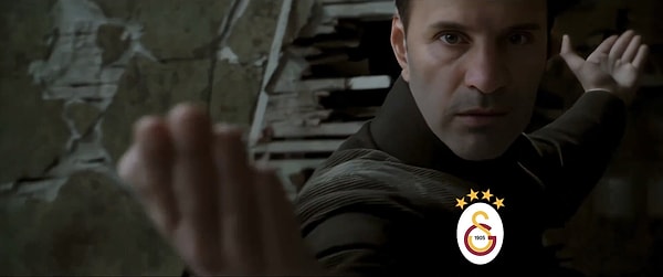 Paylaşımda Matrix filmindeki Neo ve Ajan Smith'in kavga sahnesine Okan Buruk'un montajlandığı görüldü.