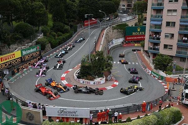 1929 yılından beri Monako'da Monte Carlo sokaklarının piste dönüştürülmesiyle beraber Grand Prix de Monaco isimli bir Formula 1 etkinliği düzenleniyor ve her sene binlerce insan sırf bu yarışı izlemek için rotasını Monako'ya çeviriyor!
