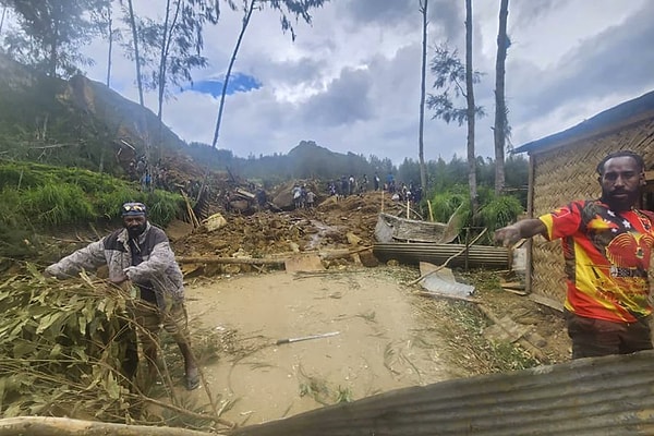 Papua Yeni Gine Ulusal Afet Merkezi'nin yaptığı açıklamada 2 binden fazla kişinin toprak altında kaldığı, felaketin çok büyük bir yıkıma neden olduğu belirtildi.