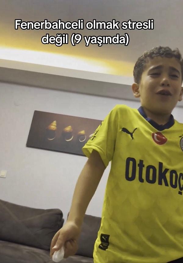 Tatlı çocuk Fenerbahçe şampiyon olamayınca “Niye olmuyor, niye olmuyor?” diye ağlayarak isyan ediyordu.