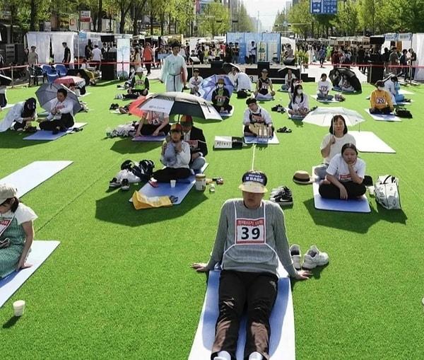 Bu sene de Hiçbir Şey Yapmama Yarışması'nın katılımcıları Gyeongbokgung Sarayı önünde toplandı ve saatlerce hiçbir şey yapmadan oturdu.