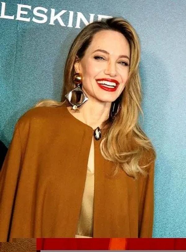 Birçok kişi Angelina Jolie'nin 'yüz gerdirme' ameliyatı olduğunu iddia etti.