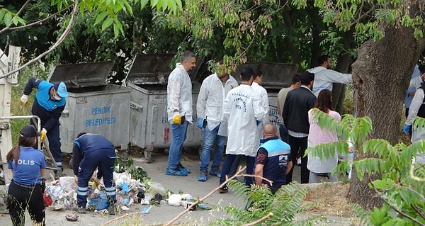 Pendik Dumlupınar Mahallesi’nde sabah saatlerinde tüyler ürperten bir olay yaşanmıştı. Çöpte yemek arayan evsiz bir adamın ihbarı üzerine çöp konteynerinde parçalanmış erkek cesedi bulunmuştu.