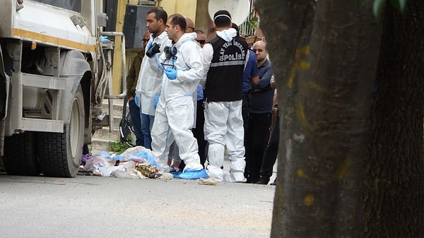 Polis ekiplerinin yaptığı incelemede cesedin kafa derisinin yüzüldüğü ve 16 parçaya bölündüğü görüldü. Cesedin parçaları 4 ayrı sokaktaki 4 farklı çöp konteynerinden çıktı.