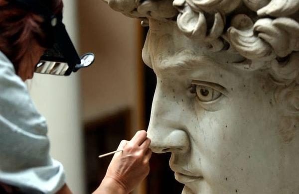 1. Michelangelo'nun David heykelinin gözleri kalp şeklinde.