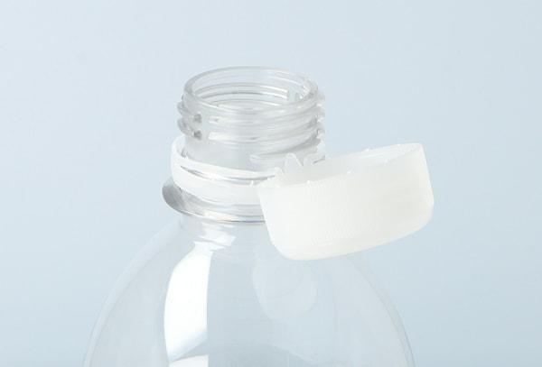 Plastik kapakların şişelerden ayrılmayacak şekilde üretilemsi, plastik atıklarını azaltma girişimlerinin bir parçası.