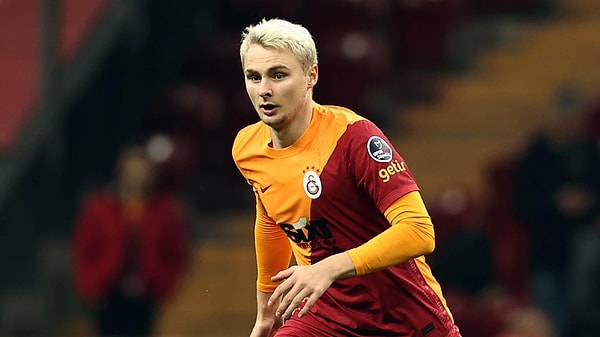 Victor Nelsson'un, Galatasaray taraftarıyla baş başa olmak için şarkı seçiminde bulunmadığı öğrenilirken, Danimarkalı futbolcu sahaya gelirken tribünlerde uzun süre adına tezahürat yapıldı. Victor Nelsson'un ailesi, diğer futbolcularda olduğu gibi sahaya gelmedi. Nelsson'un ailesinin tribünde olduğu öğrenildi.