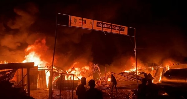 İsrail, Gazze'nin güneyinde sivillerin son sığınağı olan Refah'ta bir çadır kenti vurdu. Son bilgilere göre ölü sayısı 45'e yükselmiş durumda. 200'den fazla da yaralı var. Bu olay sonrası İsrail tepkilerin hedefi haline gelirken, ünlü isimler sosyal medya hesaplarından Filistin halkını desteklediklerini duyurdu.