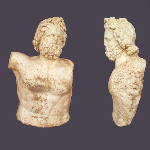 Sosyal medya platformu X üzerinde heykellerin görsellerini paylaşan Bakan Ersoy, heykellerin nerede bulunduğunu da belirtti.