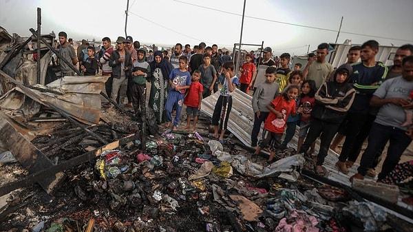 İsrail'in Refah'ta çadıra sığınan insanlara yönelik saldırısında 45 kişi hayatını kaybederken, savaşın acı boyutu bir kez daha gözler önüne geldi.