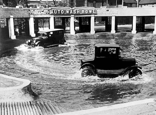 14. Araba yıkama merkezleri icat edilmeden önce arabalar su dolu bir yerde sürerdi.