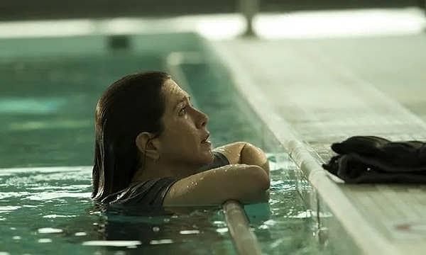 6. Çocuklukta yaşadığı bir olay Jennifer Aniston'da suya girme korkusu bırakmış ve bu da Cake filmindeki su terapisi sahnesinin çekimlerini (çekim 30 deneme gerektirmiş) hayatının en zor günü olarak tanımladığı bir deneyime dönüştürmüş.