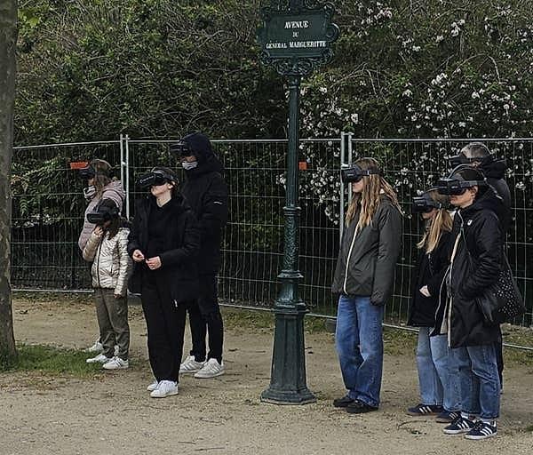 5. Paris'te çoktan VR ile gezen insanların fotoğrafı.