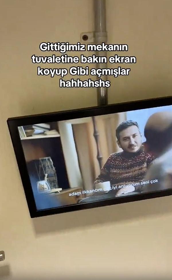 İzmir'de bir mekanda tuvalete giren Gibi kullanıcısı kapıyı kapatır kapatmaz Gibi dizisiyle karşılaştığı o anları videoya çekerken, söz konusu anlar kısa sürede viral oldu.