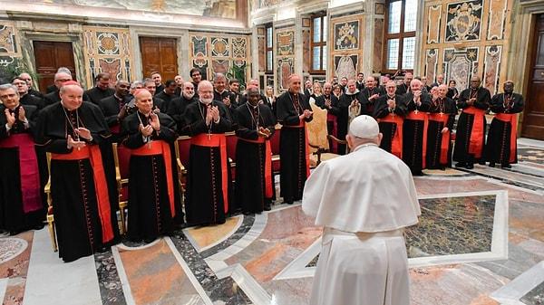 Papa Francis'in 20 Mayıs'ta İtalyan piskoposlarla yaptığı toplantıda kilisenin 'eşcinsel erkeklere kapalı' pozisyonunu teyit ederken ilahiyat fakültelerinde "zaten bir ibnelik havası var" ifadesini kullandığı aktarılmıştı.