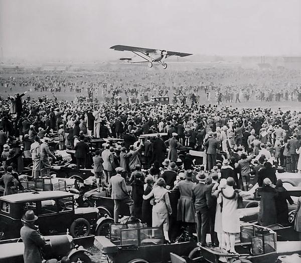 1. Charles Lindbergh, Spirit of St. Louis uçağıyla Fransa'nın Paris kentindeki Le Bourget Havaalanı'na uçarak Atlantik Okyanusu'nu tek başına geçen ilk kişi oldu. (21 Mayıs 1927)