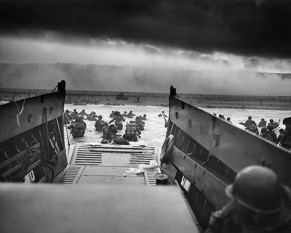 2. Fransa'nın Normandiya Plajı'nda Overlord Operasyonu sırasında ABD Sahil Güvenliği'nde fotoğrafçı başçavuş olarak görev yapan Robert F. Sargent tarafından çekilen fotoğraf. (6 Haziran 1944)