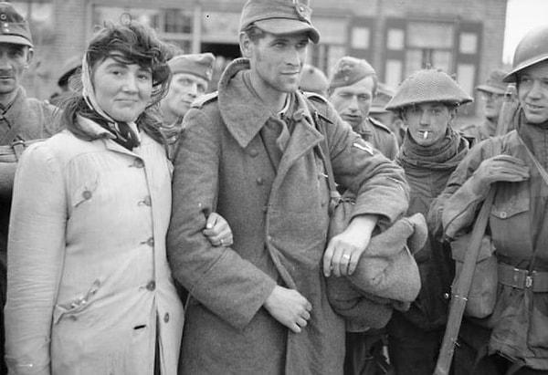 13. Bir Alman askeri olan kocasını terk etmeyi reddeden ve onunla birlikte Müttefik esaretine giden Hollandalı bir kadın. (Walcheren, Kasım 1944)